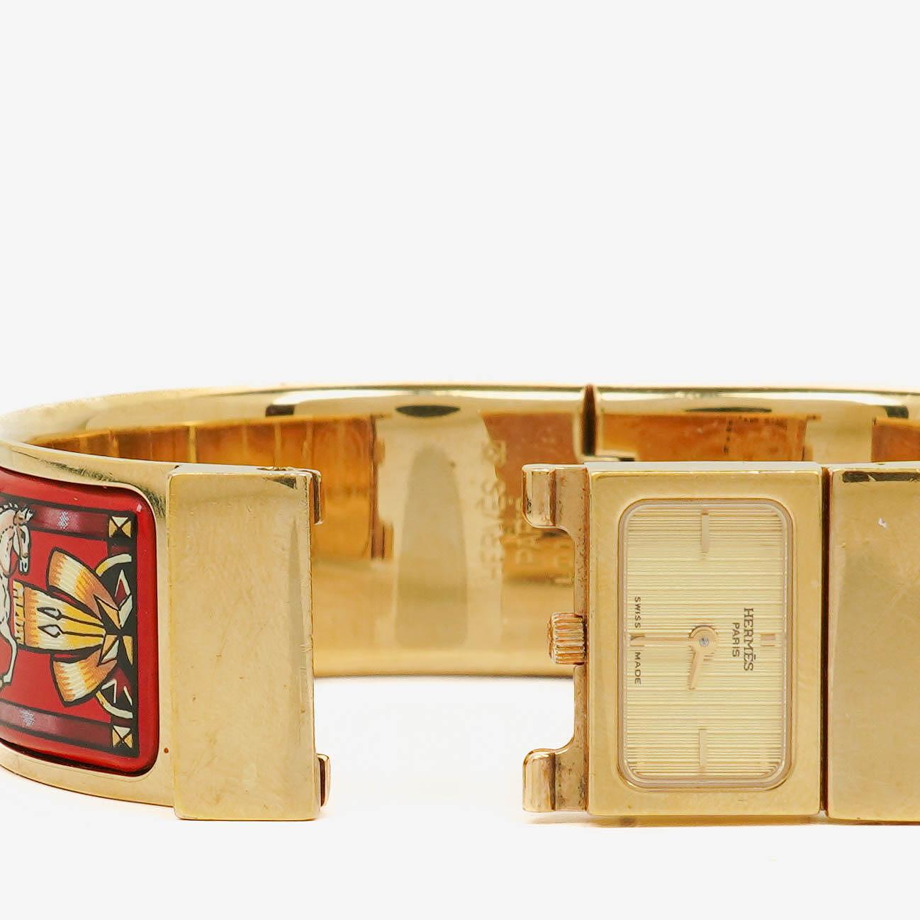 Hermès Loquet L01.201 Quarz-Armreifuhr mit roter Equestrian-Emaille und Vergoldung