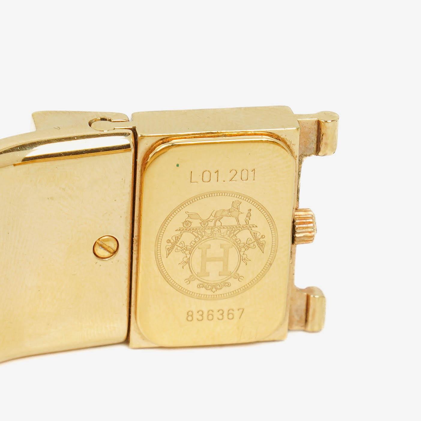 Hermès Loquet L01.201 Quarz-Armreifuhr mit roter Equestrian-Emaille und Vergoldung