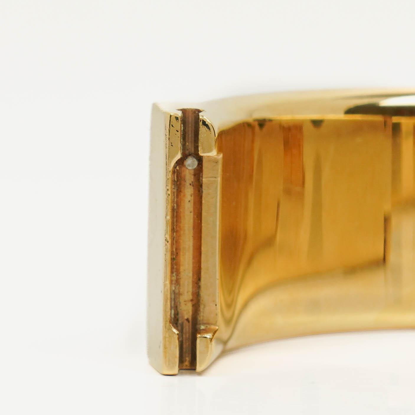 Hermès Loquet L01.201 Quarz-Armreifuhr mit roter Equestrian-Emaille und Vergoldung