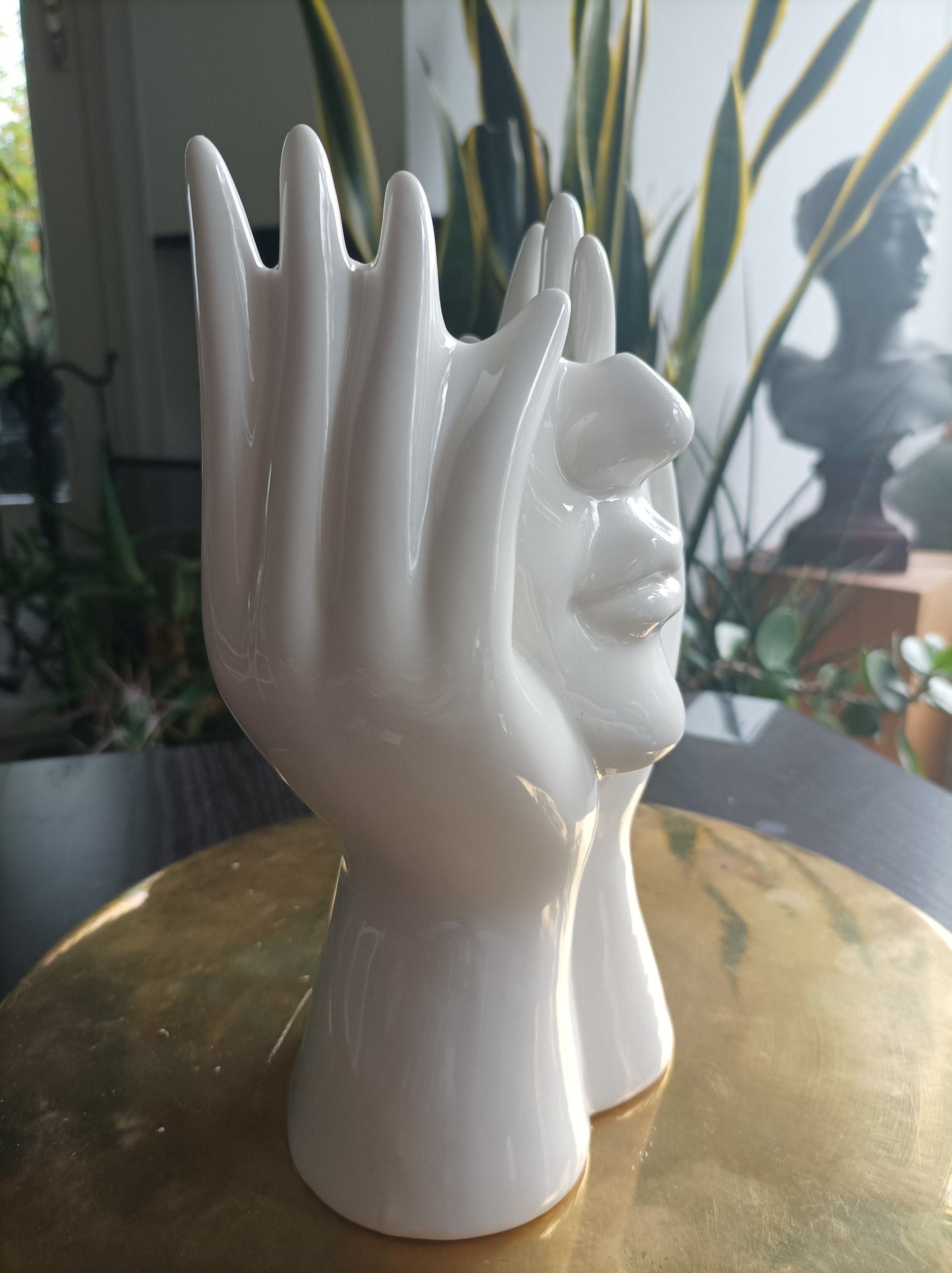 Nachdenkliche Hand – Keramikvase im modernen Stil