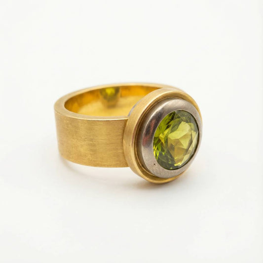 Massiver Designer Goldring 750 mit intensivem Peridot – Ein modernes Statement