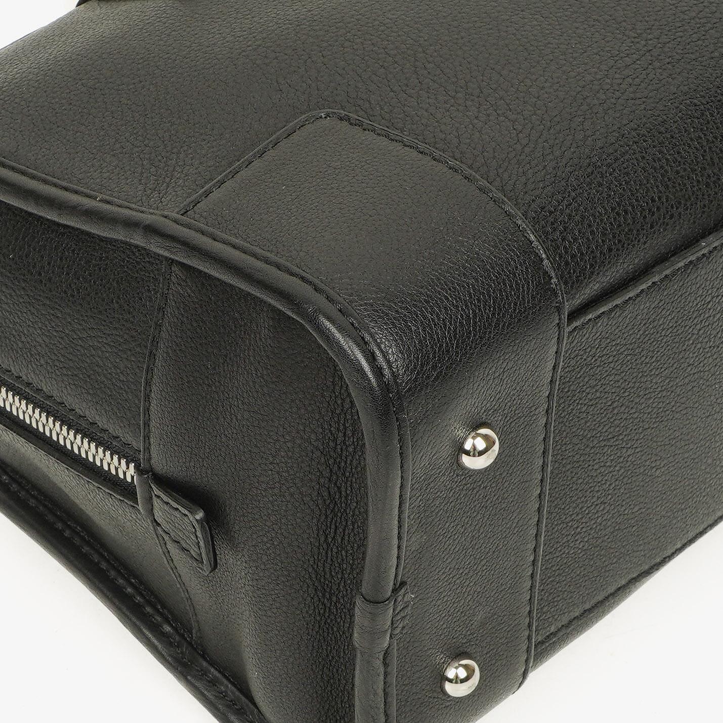 Loewe Amazona 28 Handtasche aus schwarzem Leder