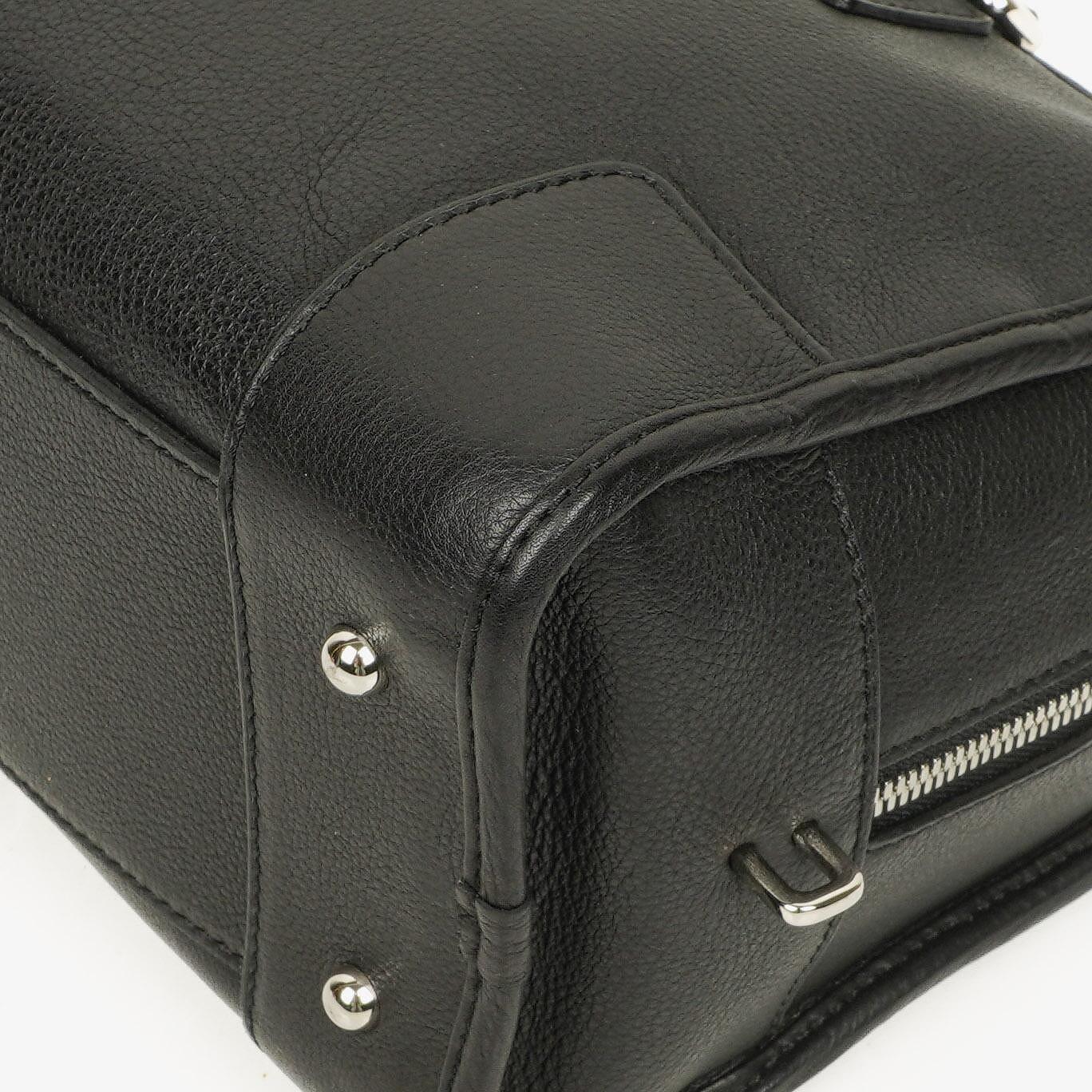 Loewe Amazona 28 Handtasche aus schwarzem Leder