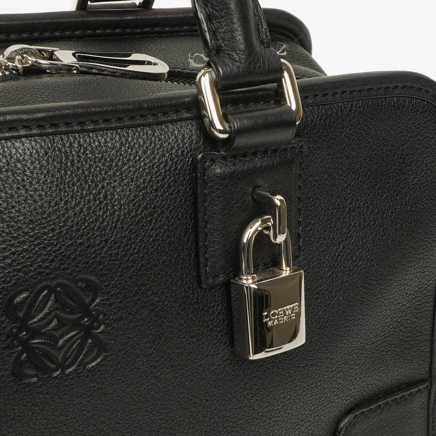 Loewe Amazona 28 Handtasche aus schwarzem Leder