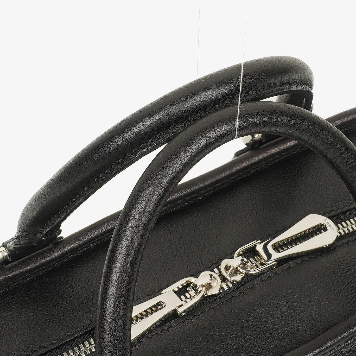 Loewe Amazona 28 Handtasche aus schwarzem Leder