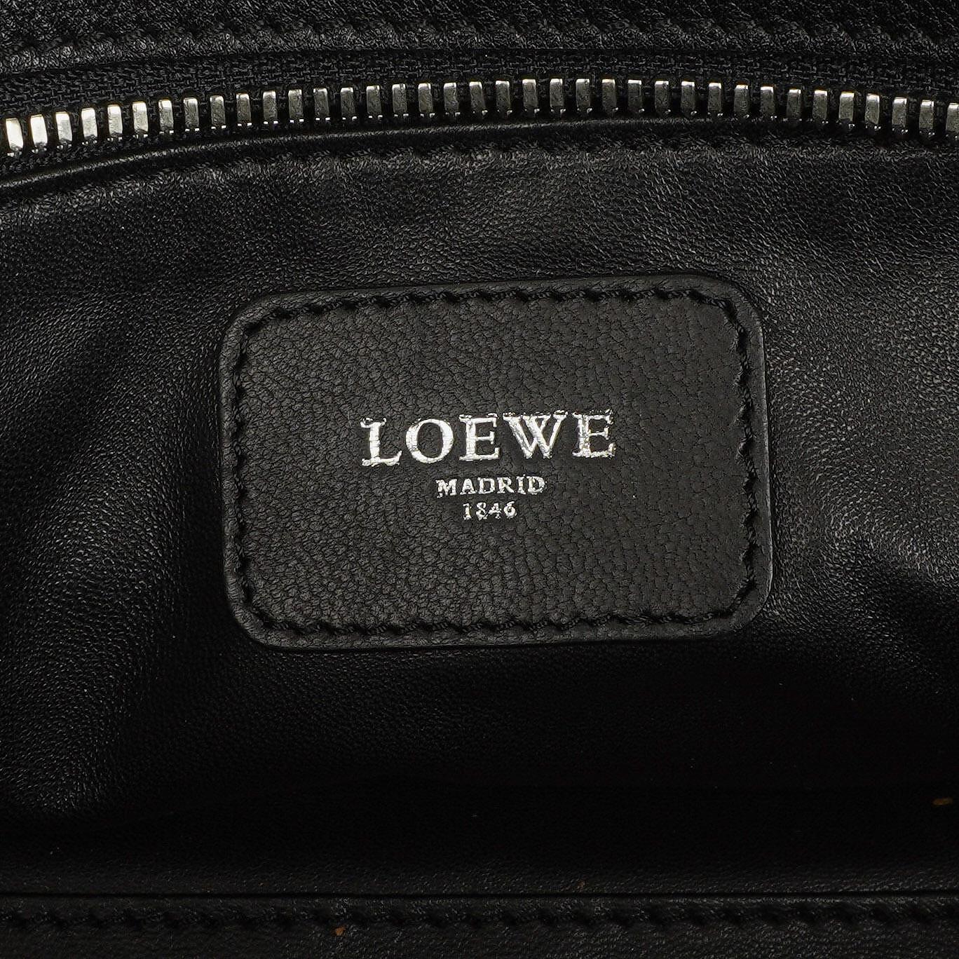 Loewe Amazona 28 Handtasche aus schwarzem Leder