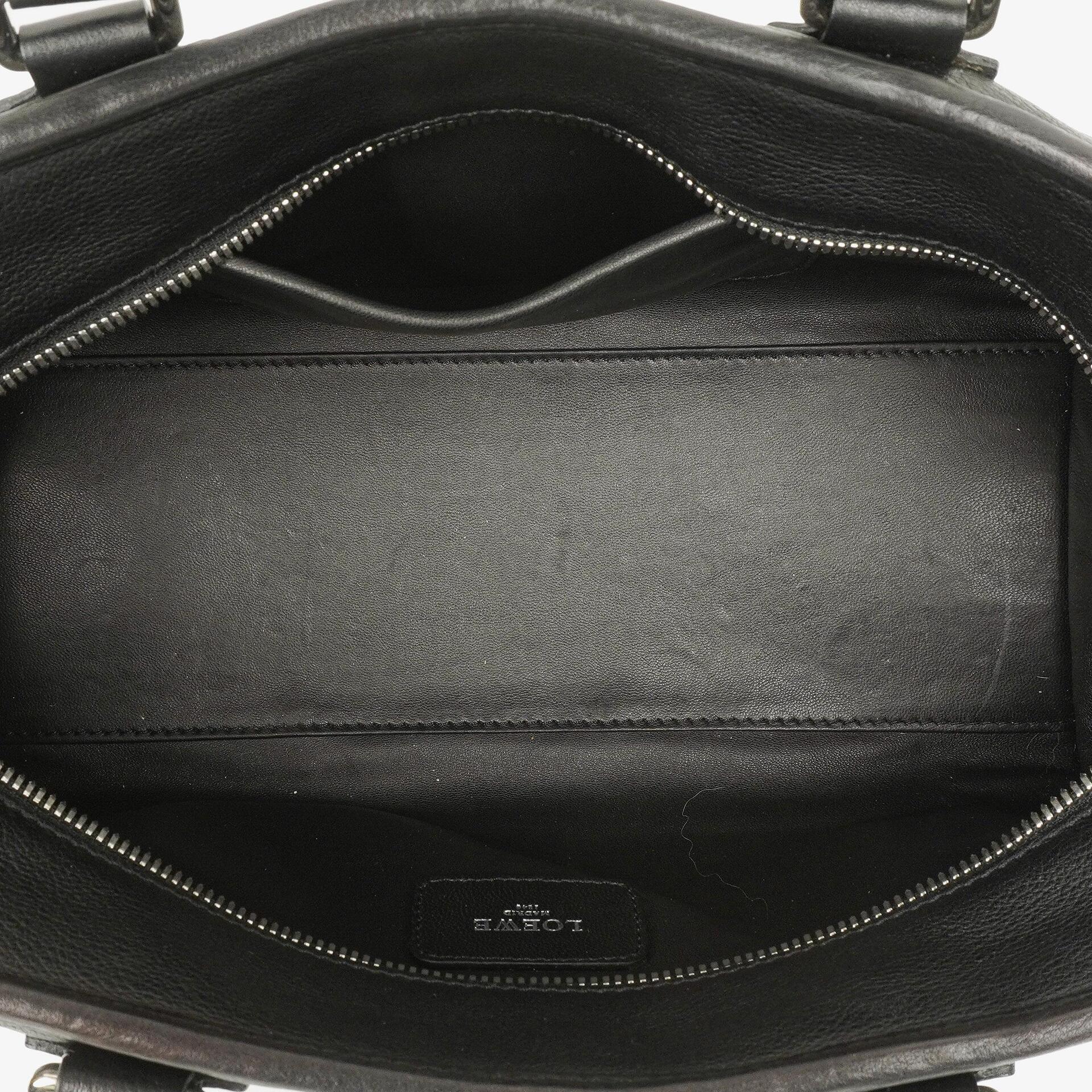 Loewe Amazona 28 Handtasche aus schwarzem Leder