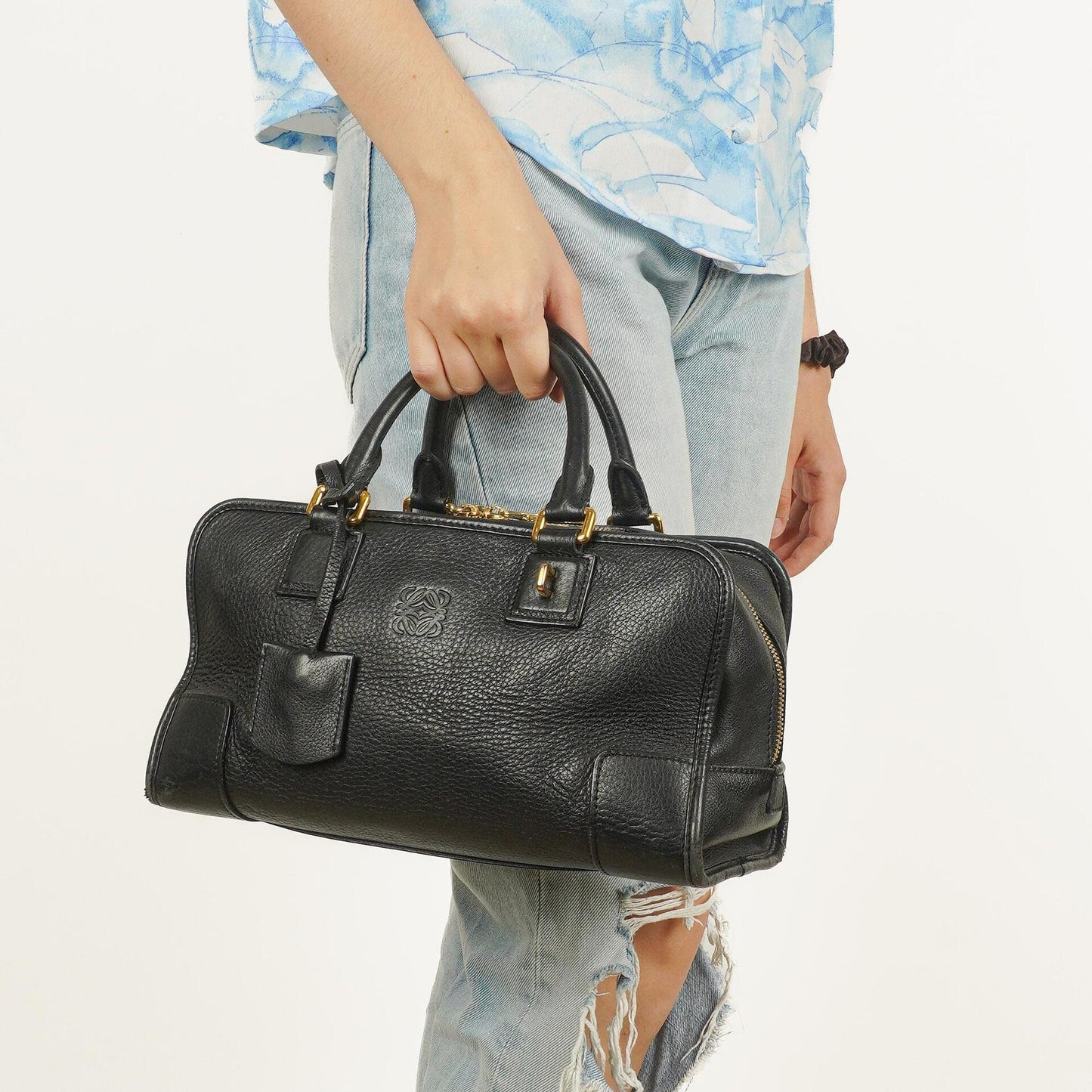 Loewe Amazona 28 Handtasche aus schwarzem Leder