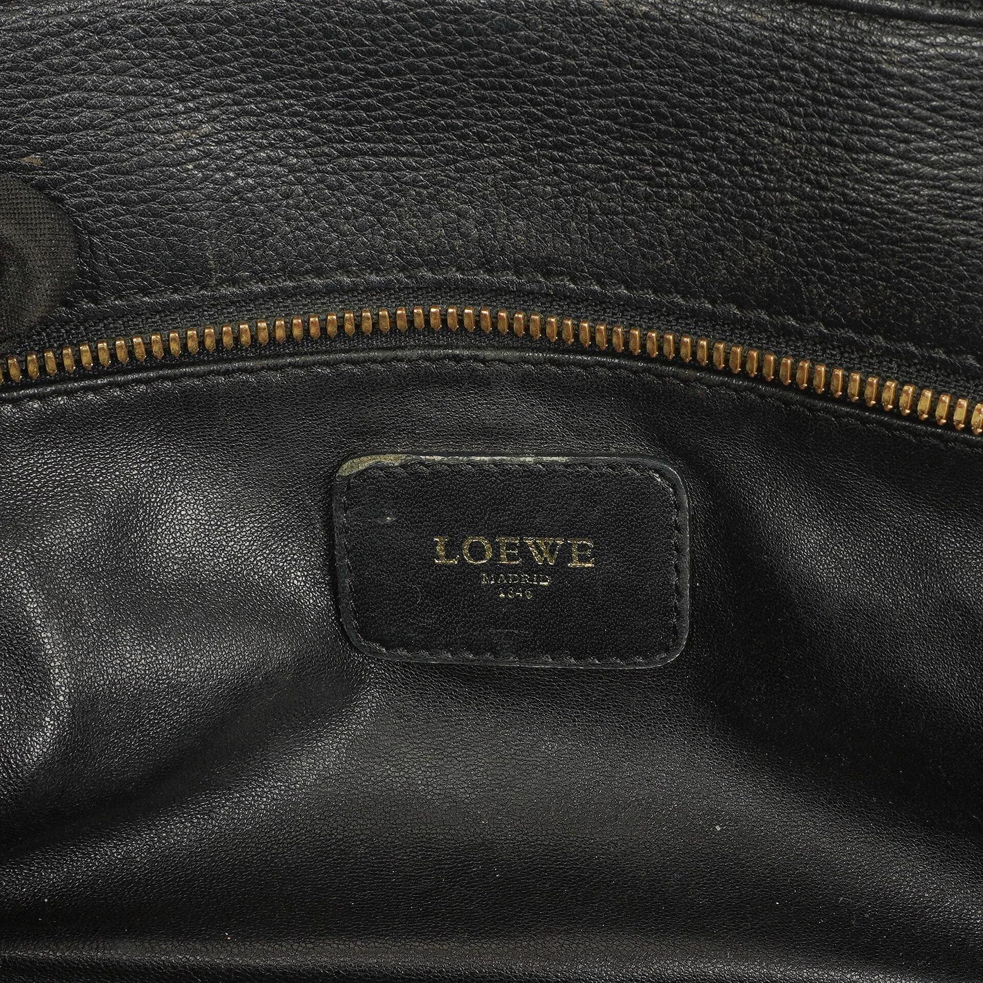 Loewe Amazona 28 Handtasche aus schwarzem Leder