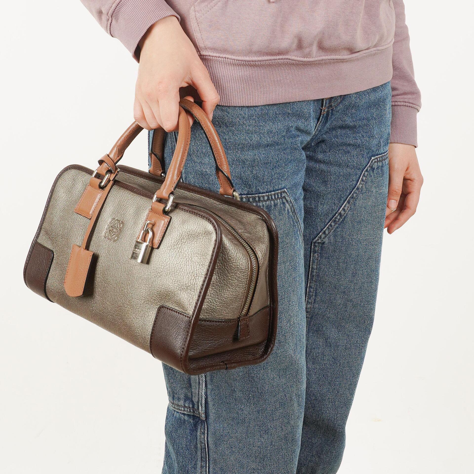 Loewe Amazona 28 Handtasche aus Metallic-Kalbsleder