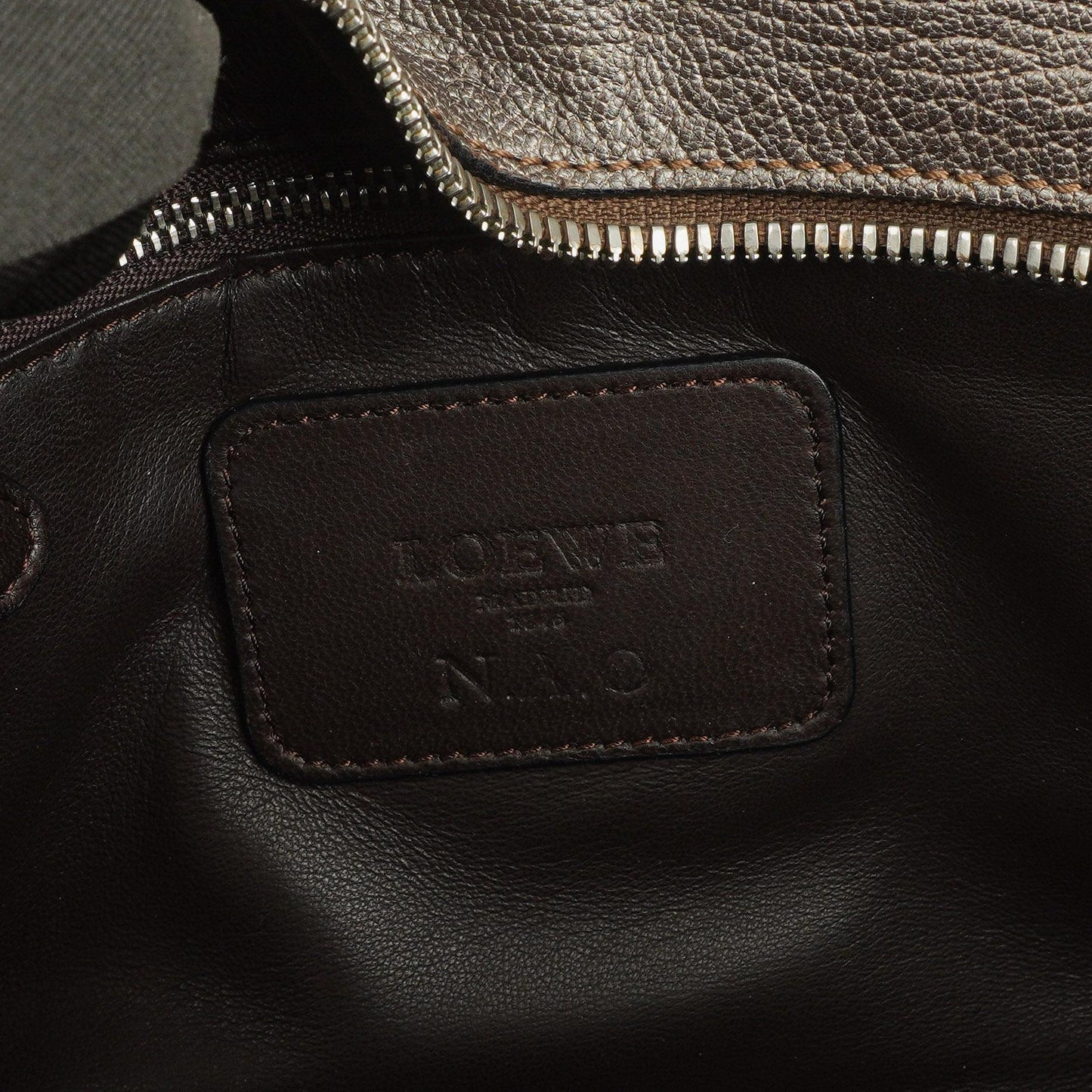 Loewe Amazona 28 Handtasche aus Metallic-Kalbsleder