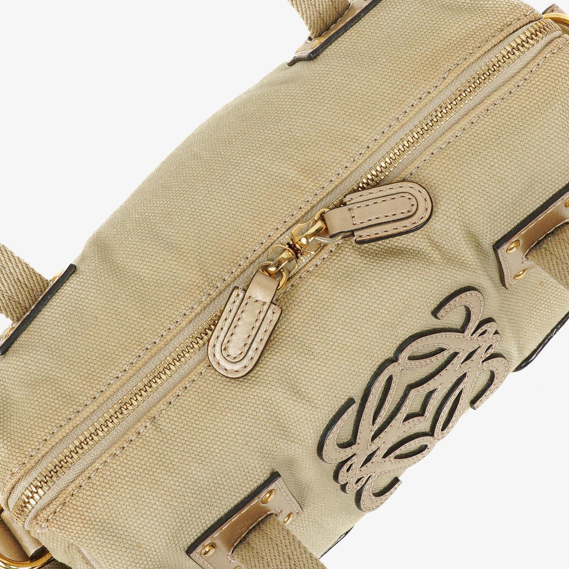 Loewe Anagram Boston-Tasche in Neutral