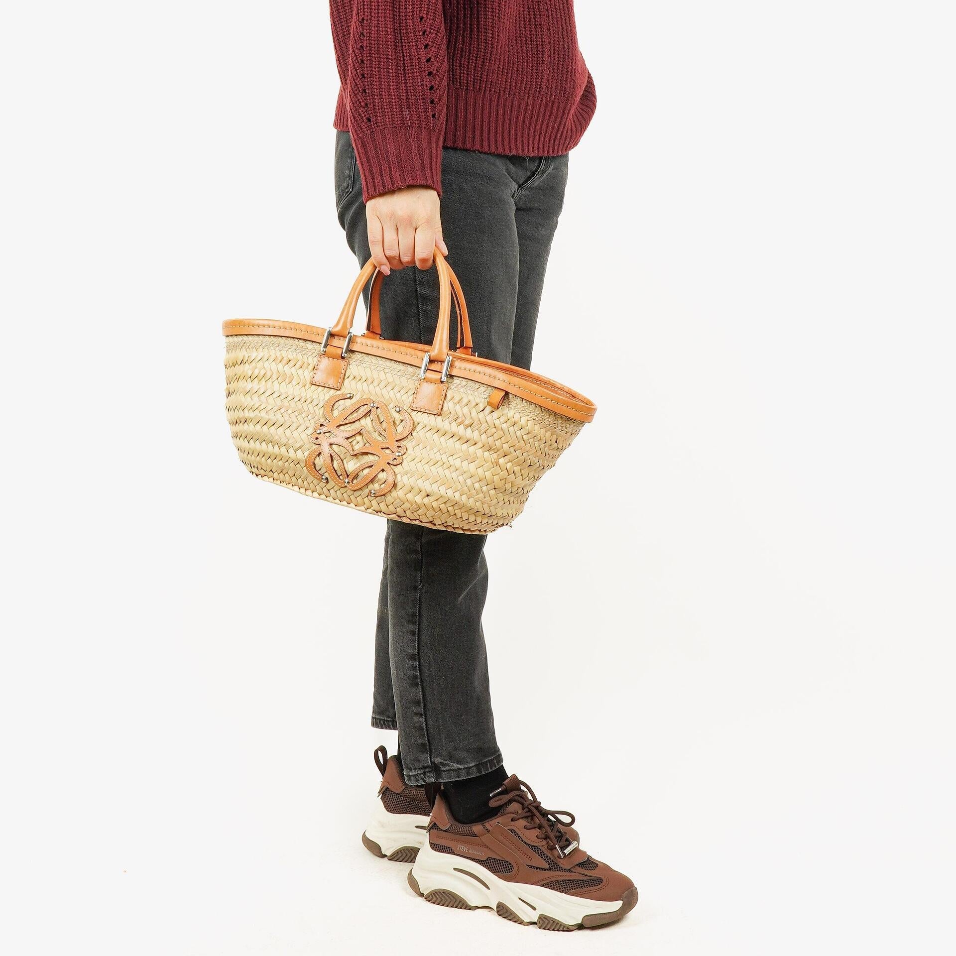 Loewe Anagram Korbtasche aus Raffia