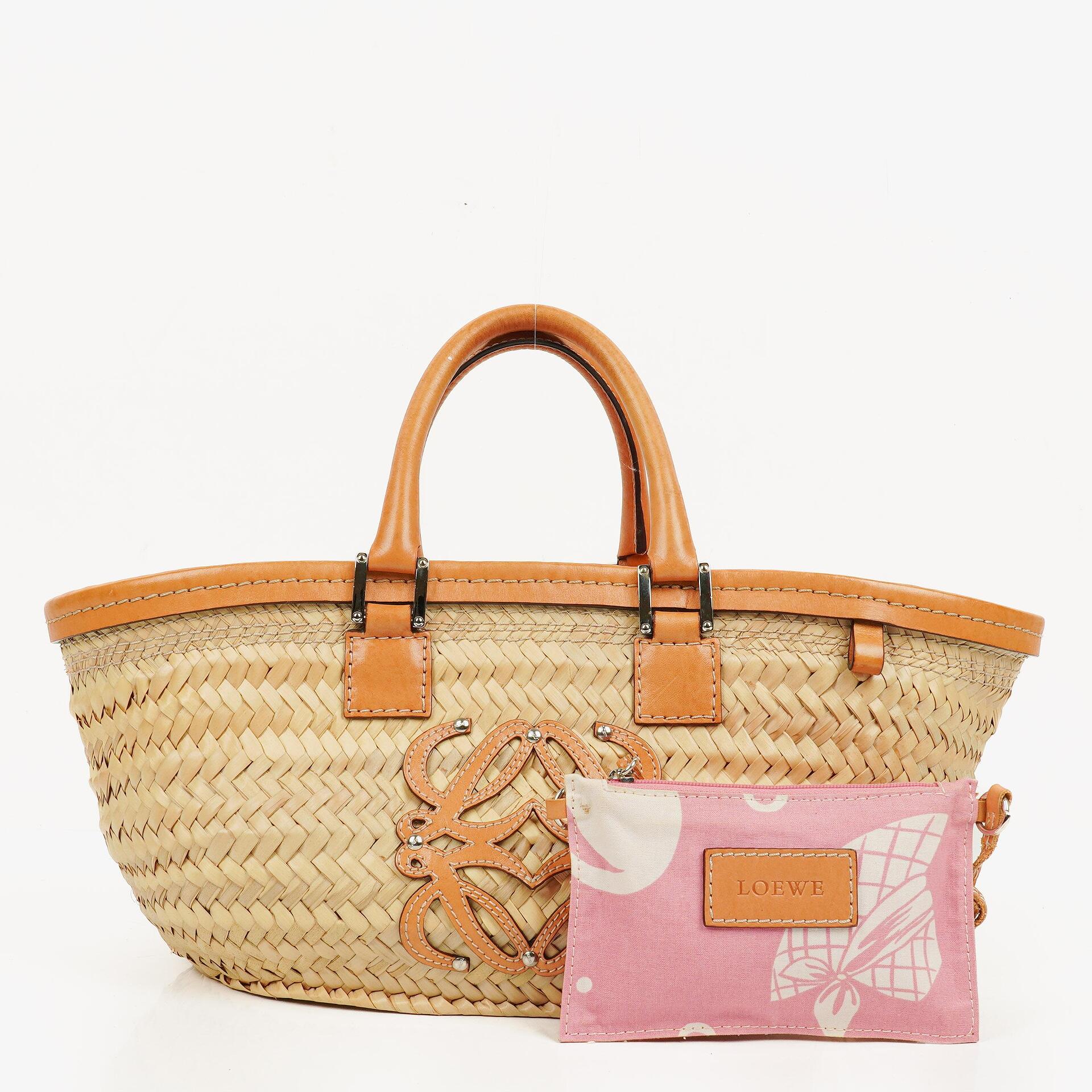 Loewe Anagram Korbtasche aus Raffia