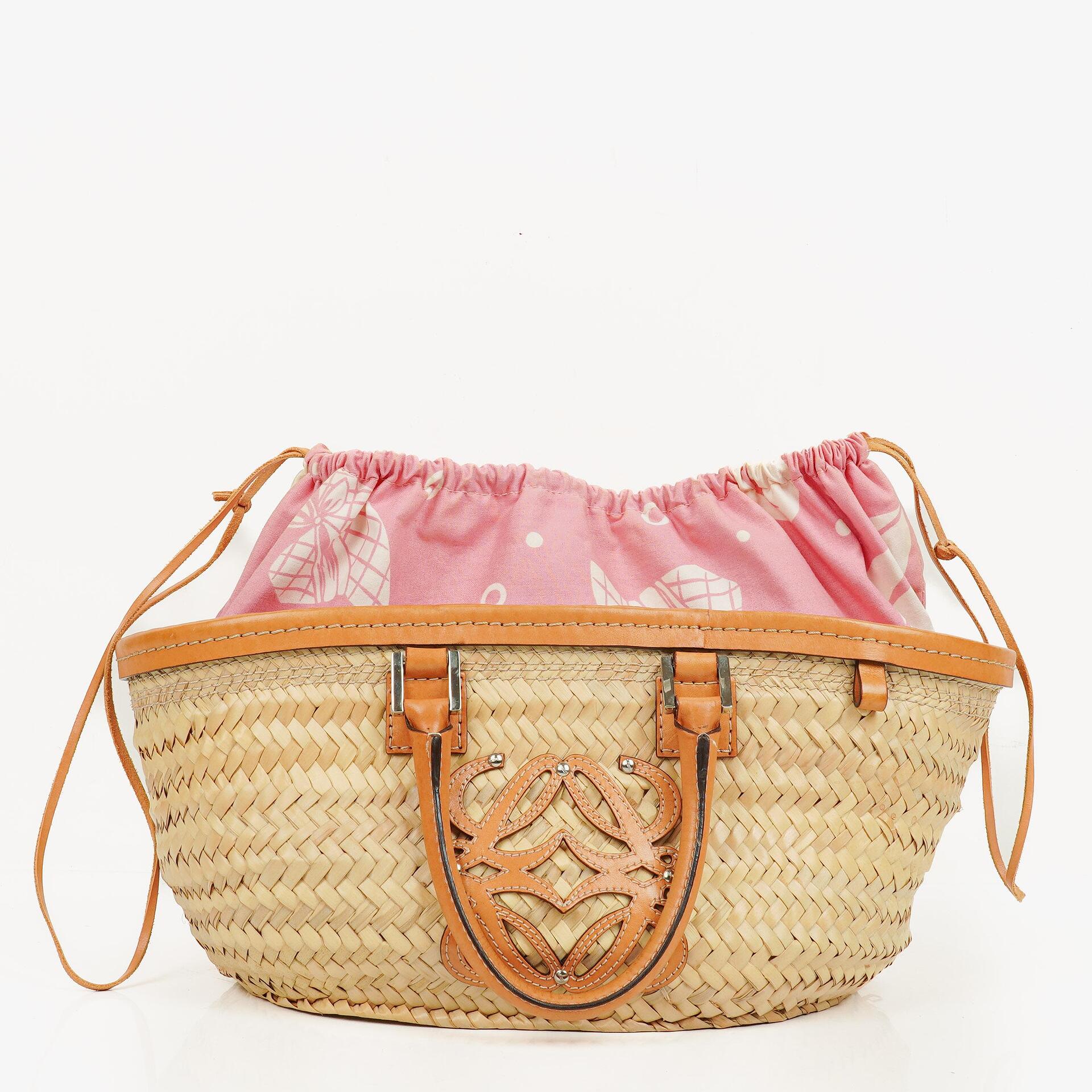 Loewe Anagram Korbtasche aus Raffia