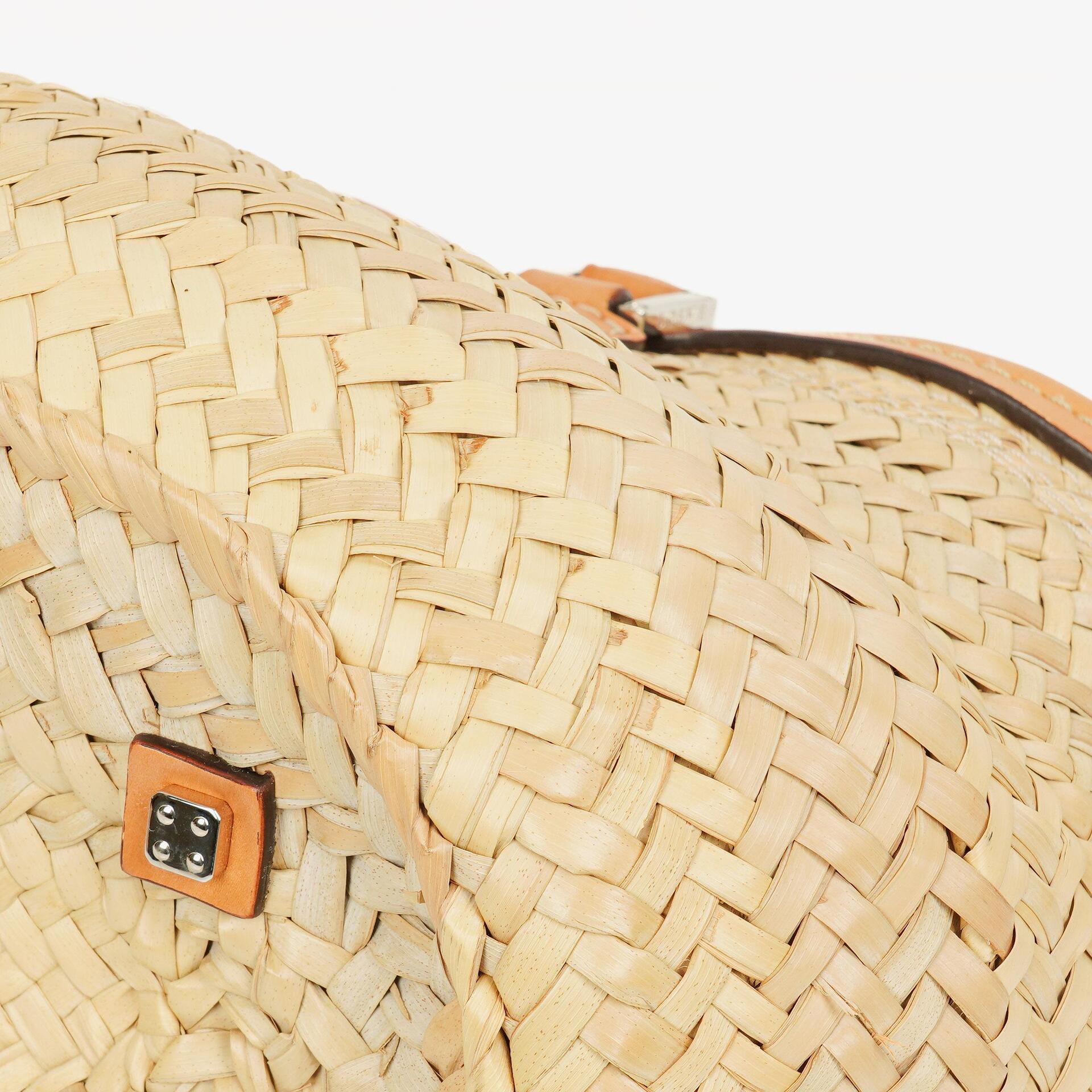 Loewe Anagram Korbtasche aus Raffia