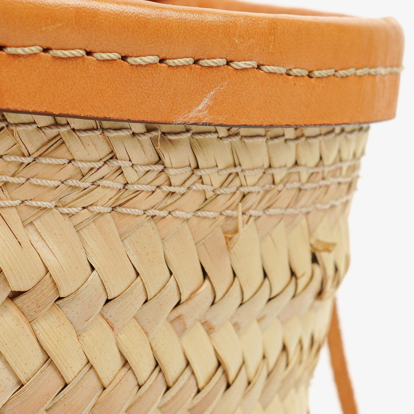 Loewe Anagram Korbtasche aus Raffia