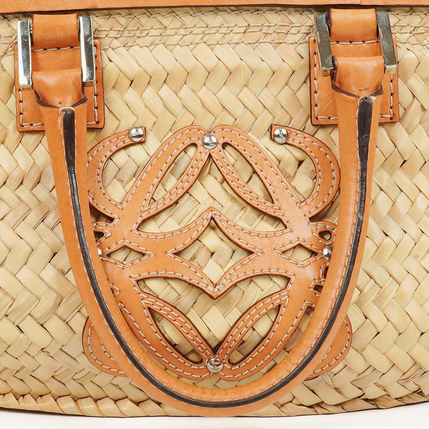Loewe Anagram Korbtasche aus Raffia