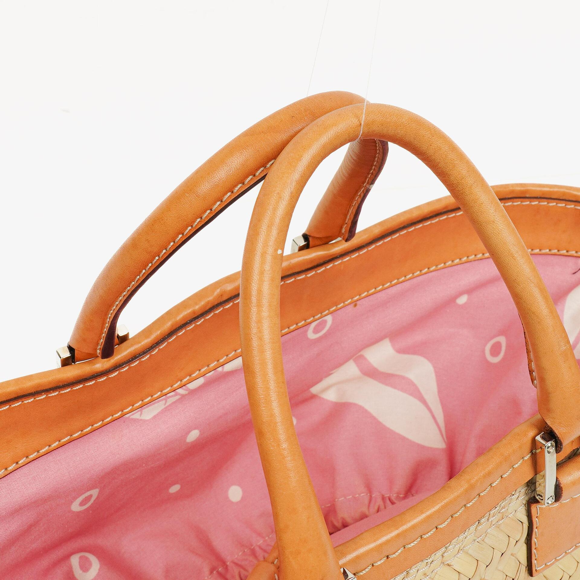 Loewe Anagram Korbtasche aus Raffia
