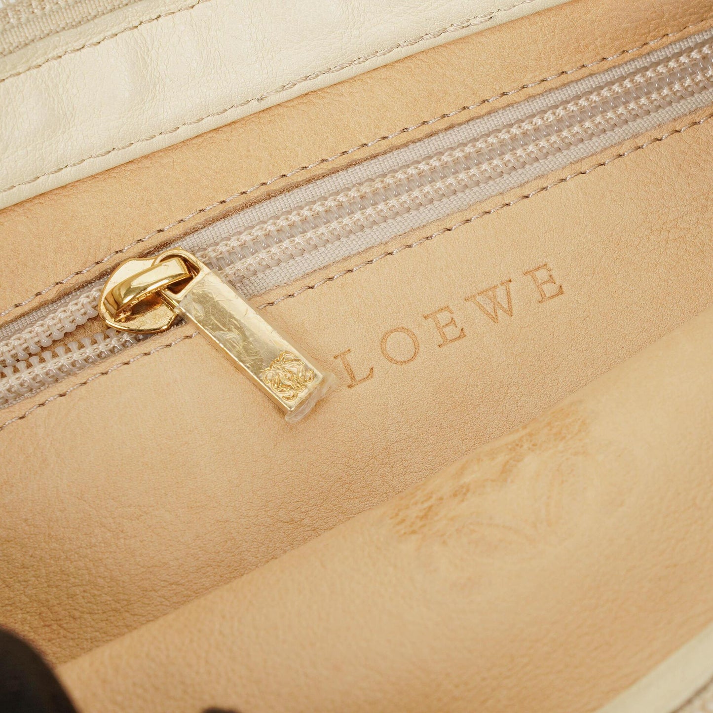 Loewe Anagram Schultertasche aus Wildleder