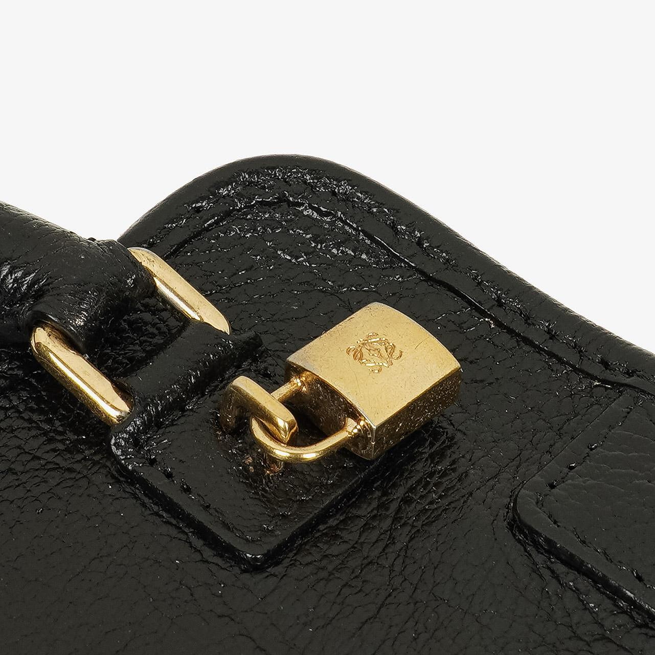 Loewe Micro Amazona Anagram Mini-Tasche aus schwarzem Leder