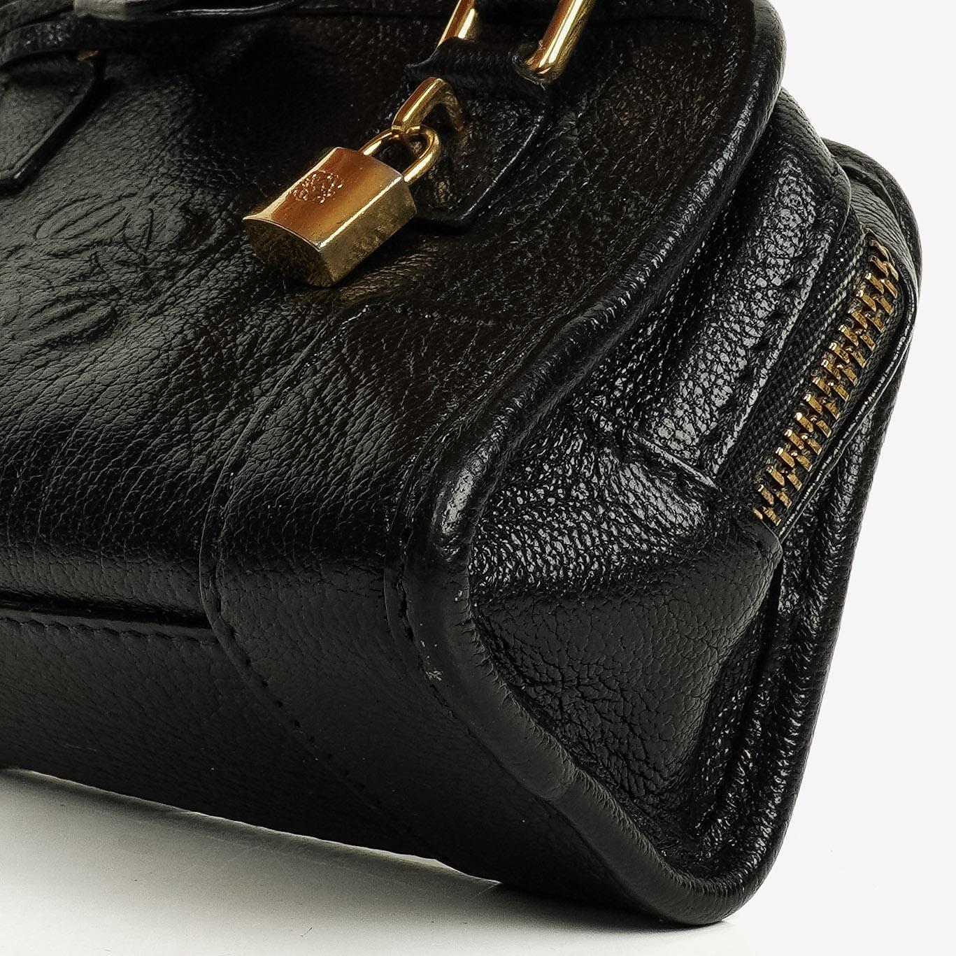 Loewe Micro Amazona Anagram Mini-Tasche aus schwarzem Leder