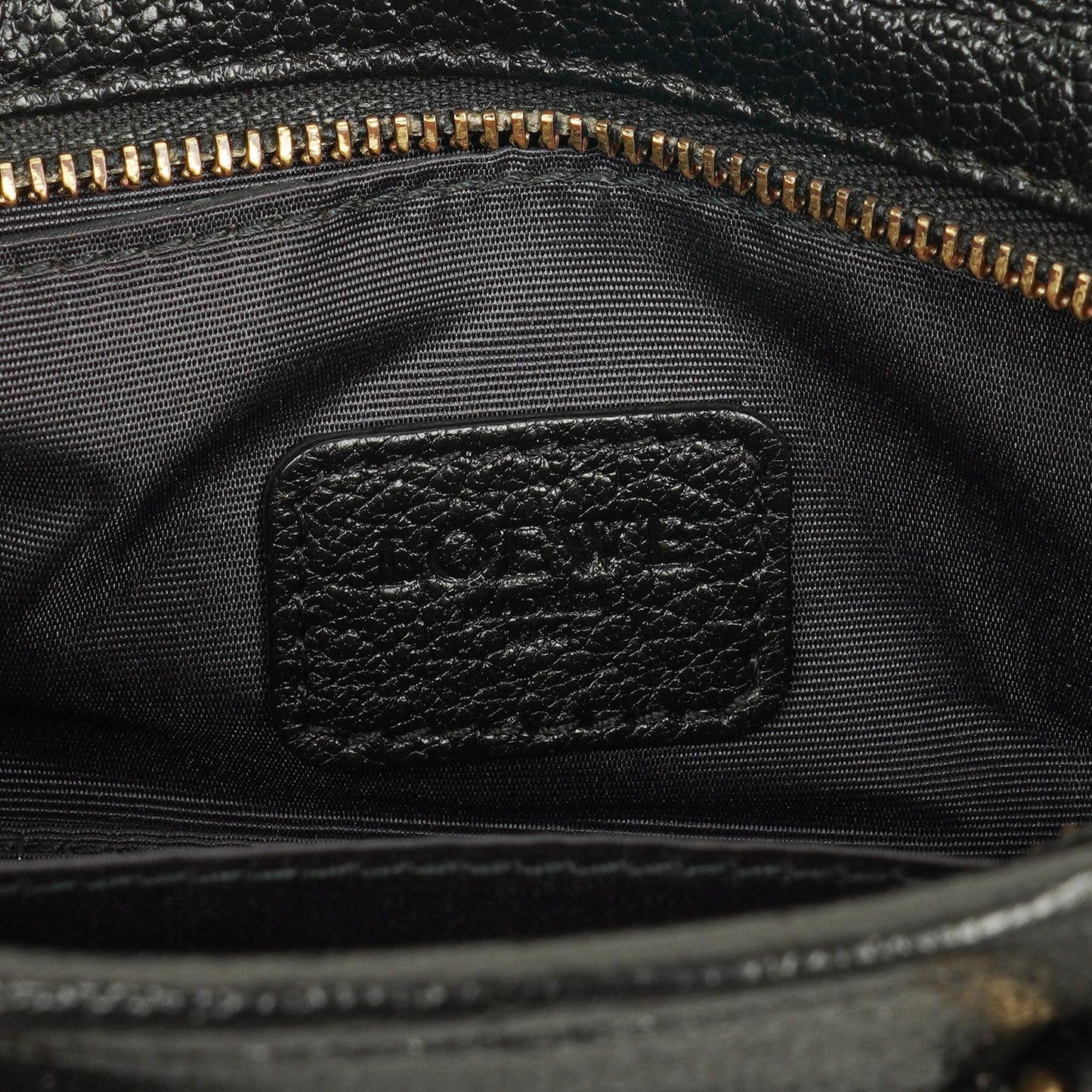 Loewe Micro Amazona Anagram Mini-Tasche aus schwarzem Leder