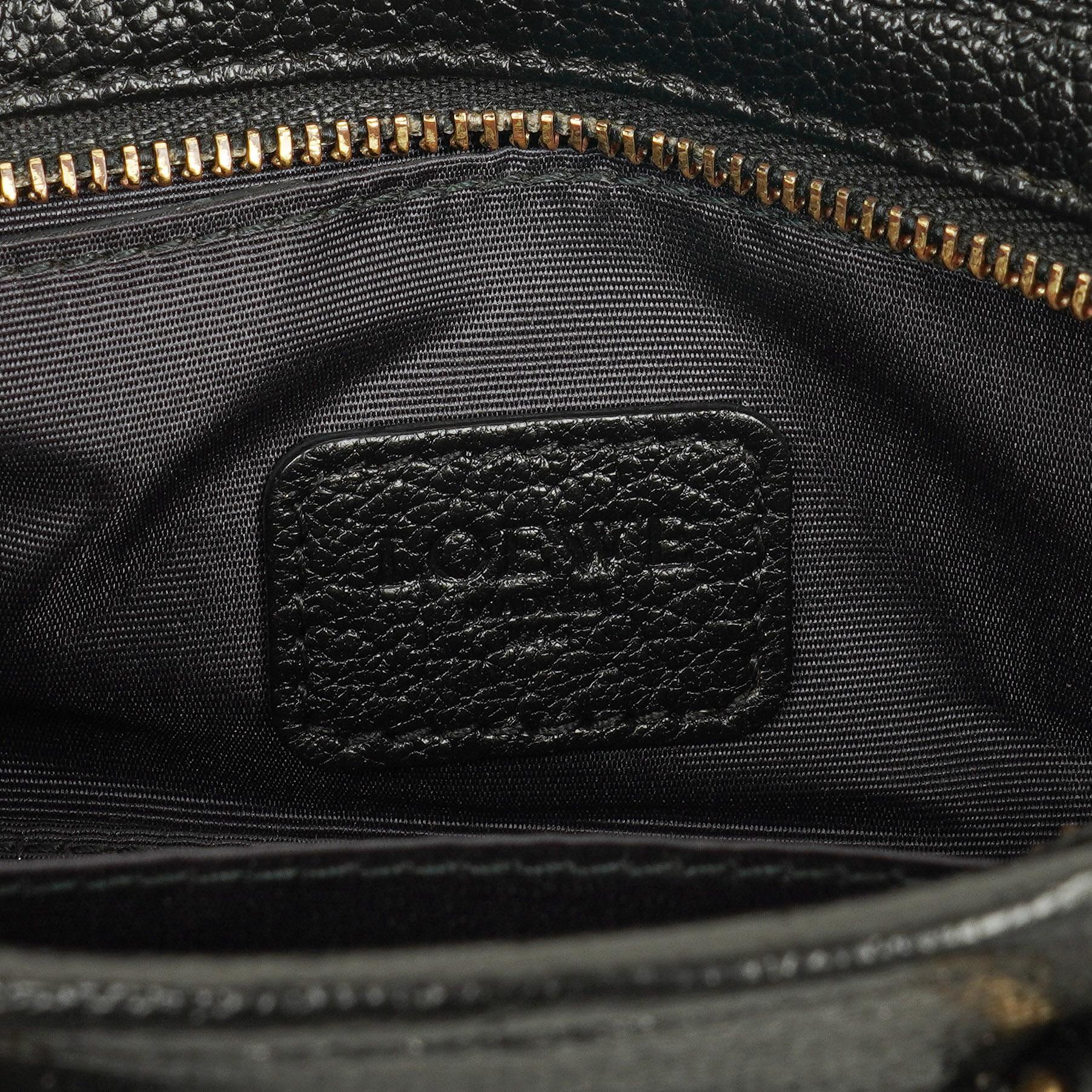 Loewe Micro Amazona Anagram Mini-Tasche aus schwarzem Leder