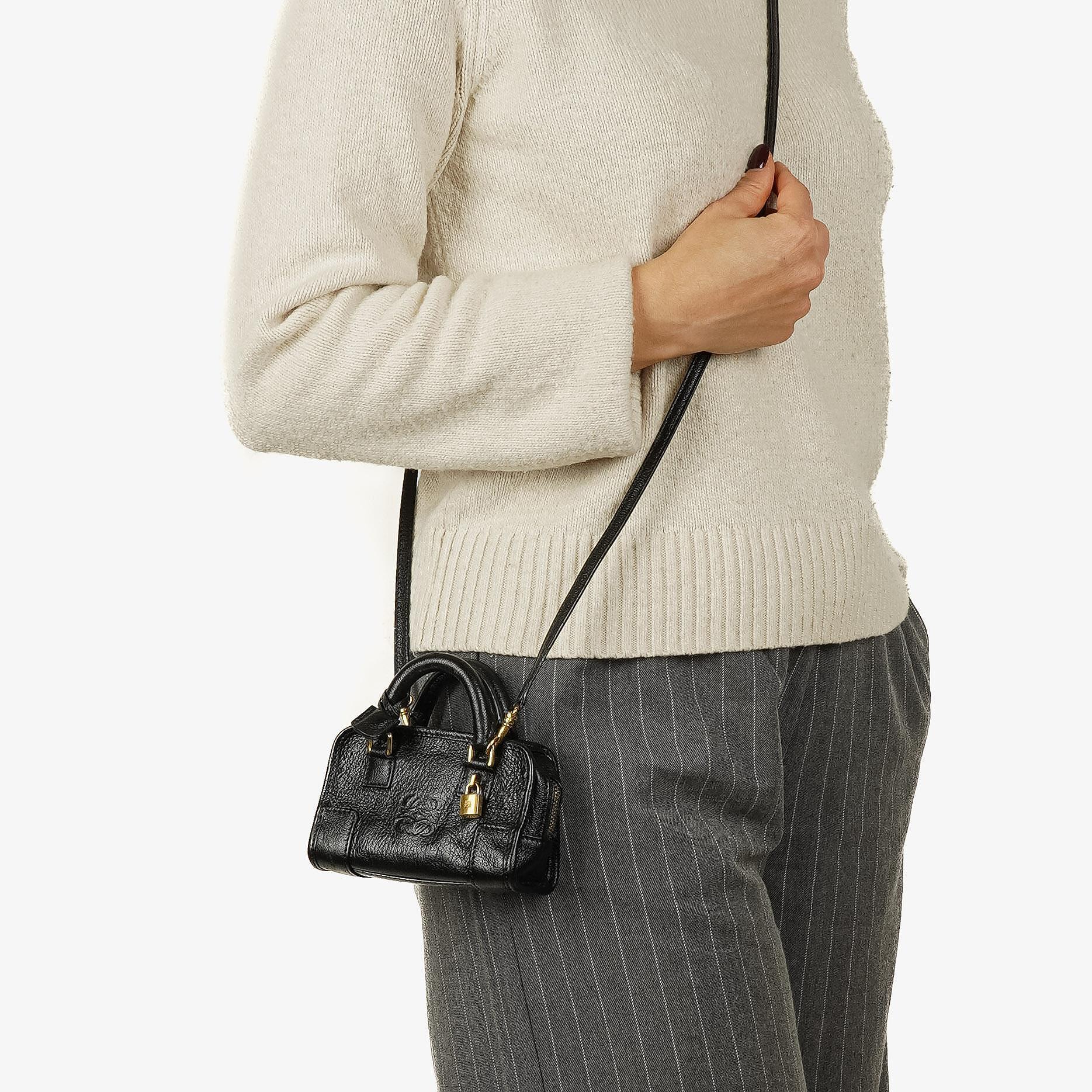 Loewe Micro Amazona Anagram Mini-Tasche aus schwarzem Leder