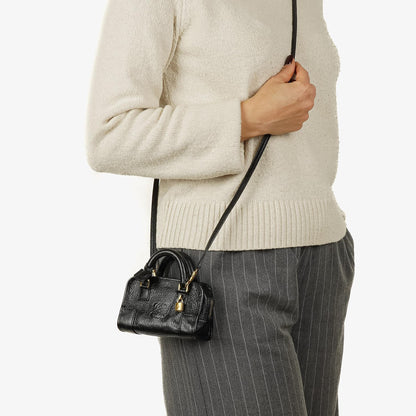 Loewe Micro Amazona Anagram Mini-Tasche aus schwarzem Leder