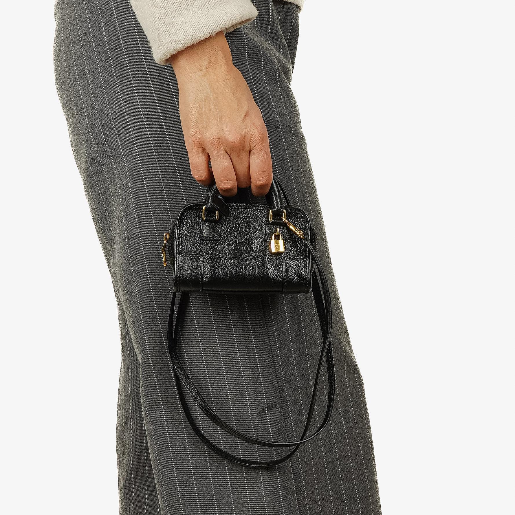 Loewe Micro Amazona Anagram Mini-Tasche aus schwarzem Leder