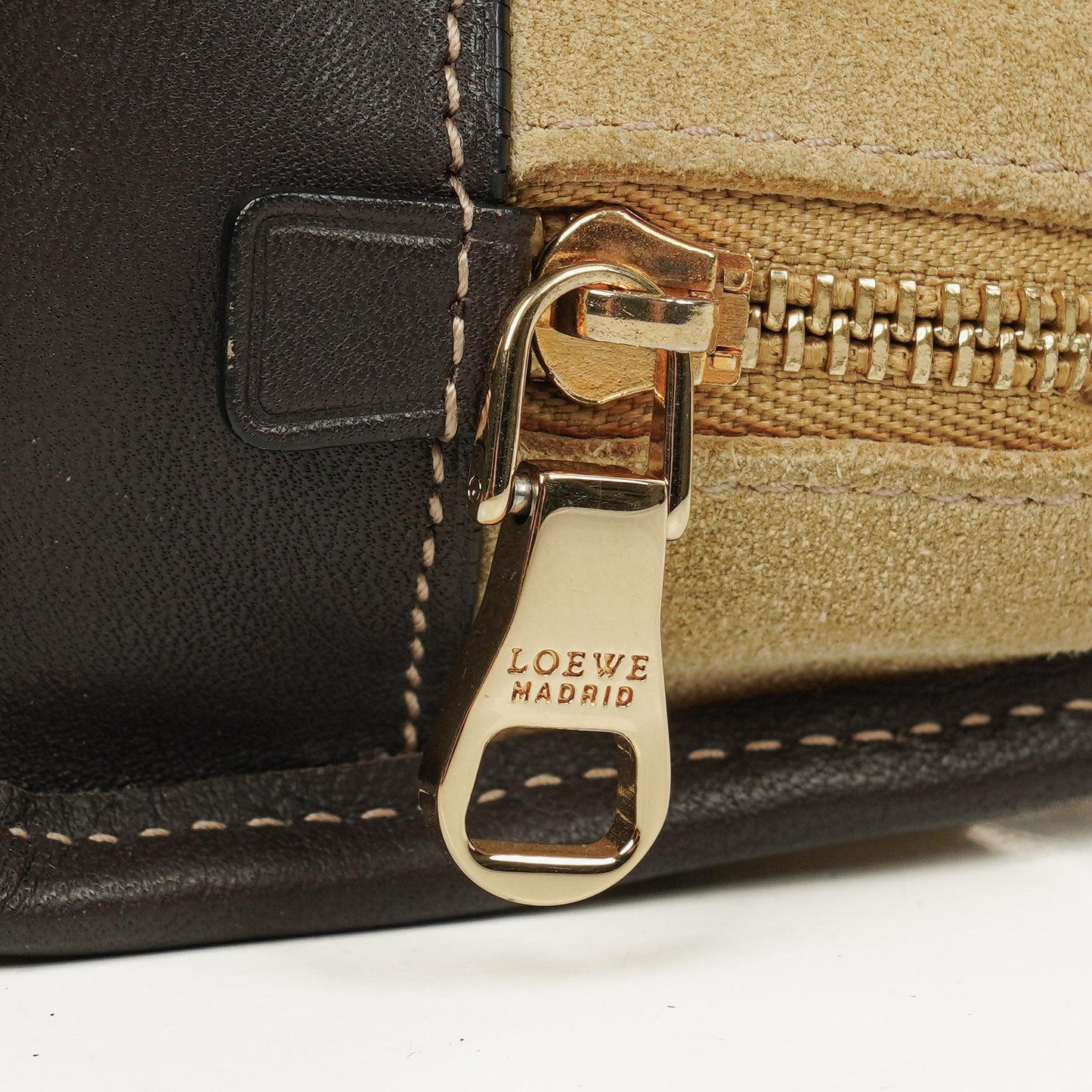 Loewe Micro Amazona Mini Tasche aus beigem Wildleder und dunkelbraunem Leder
