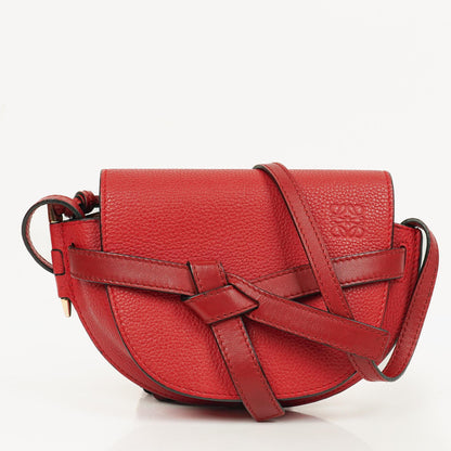 Loewe Mini Gate Crossbody-Tasche aus rotem genarbtem Leder