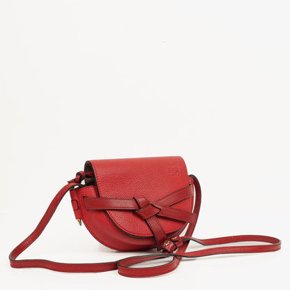 Loewe Mini Gate Crossbody-Tasche aus rotem genarbtem Leder