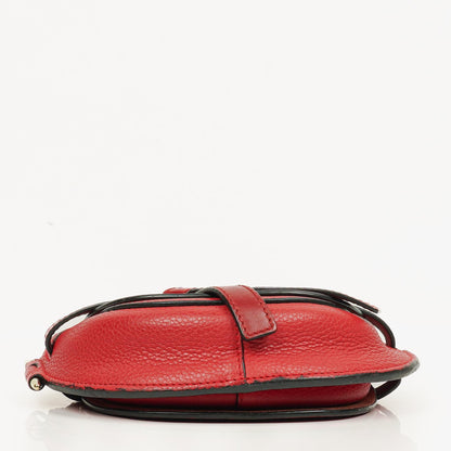 Loewe Mini Gate Crossbody-Tasche aus rotem genarbtem Leder