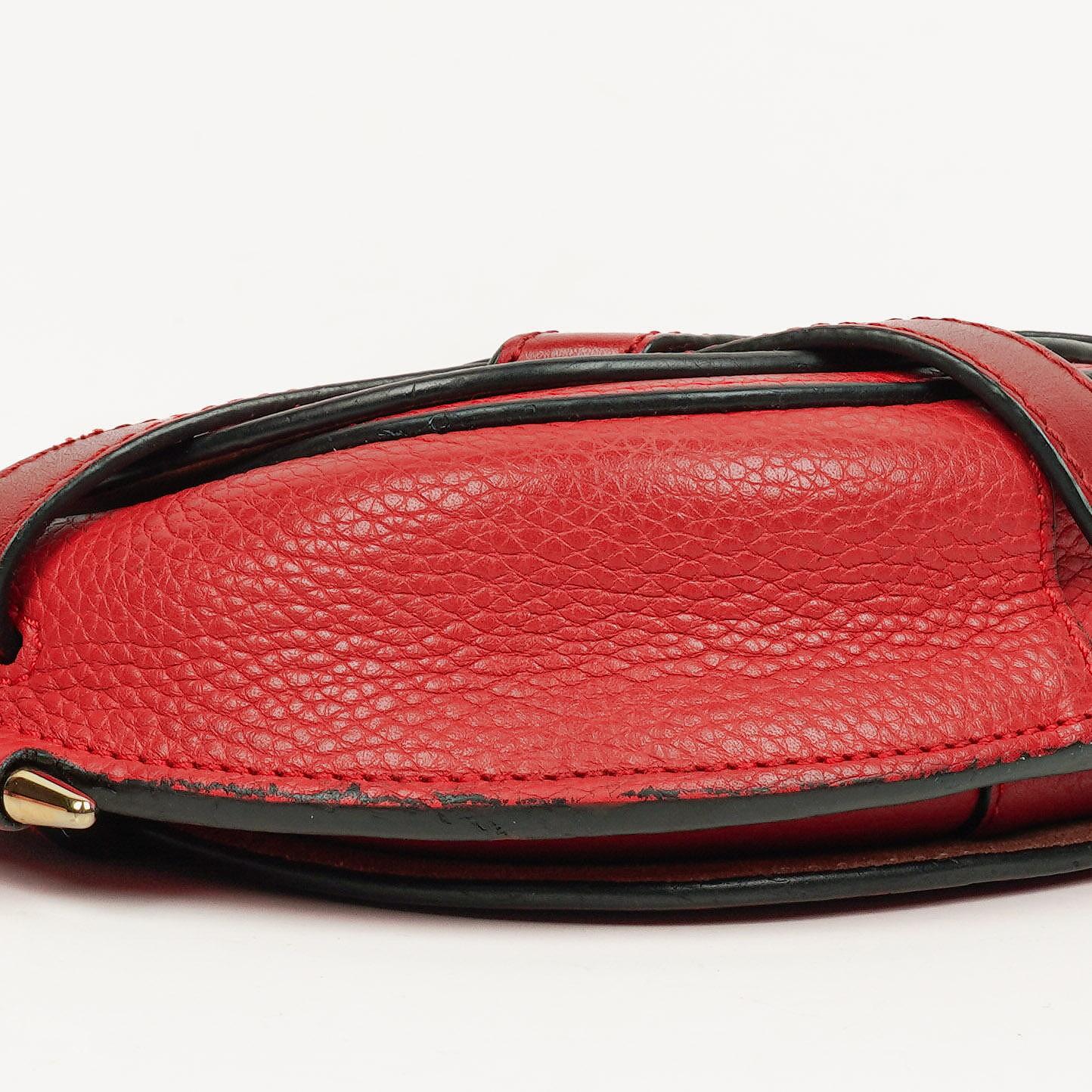 Loewe Mini Gate Crossbody-Tasche aus rotem genarbtem Leder