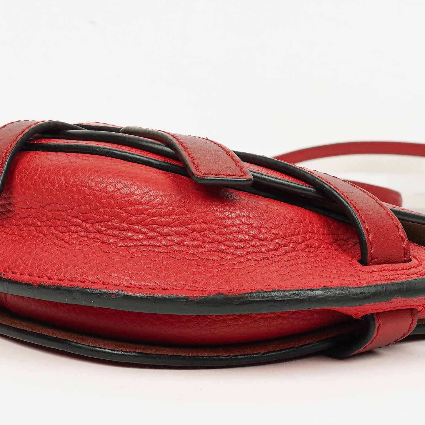 Loewe Mini Gate Crossbody-Tasche aus rotem genarbtem Leder