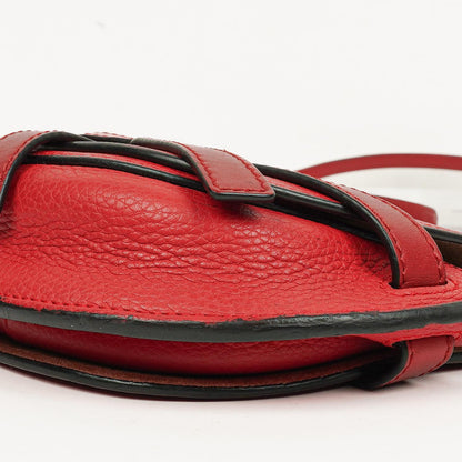 Loewe Mini Gate Crossbody-Tasche aus rotem genarbtem Leder