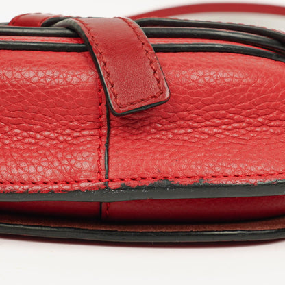 Loewe Mini Gate Crossbody-Tasche aus rotem genarbtem Leder