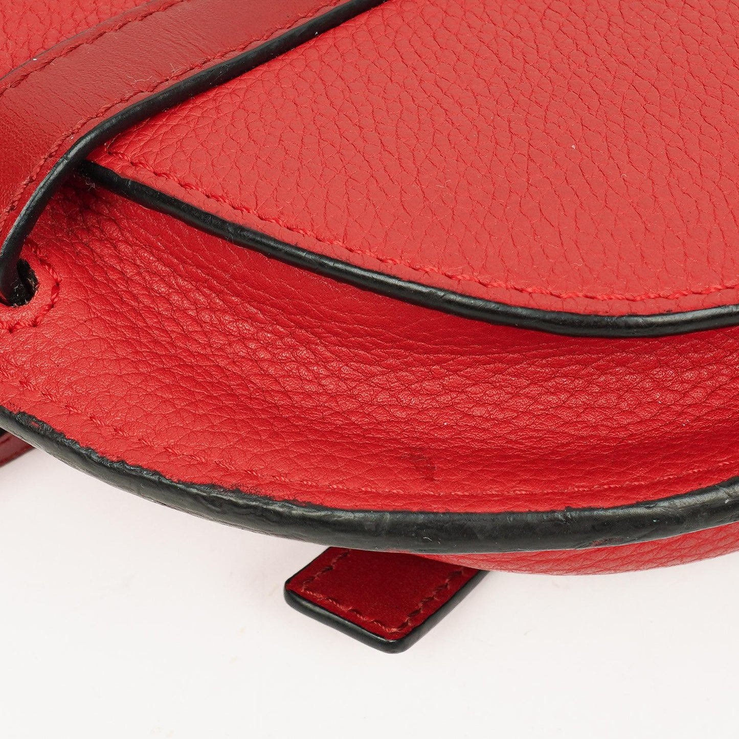 Loewe Mini Gate Crossbody-Tasche aus rotem genarbtem Leder