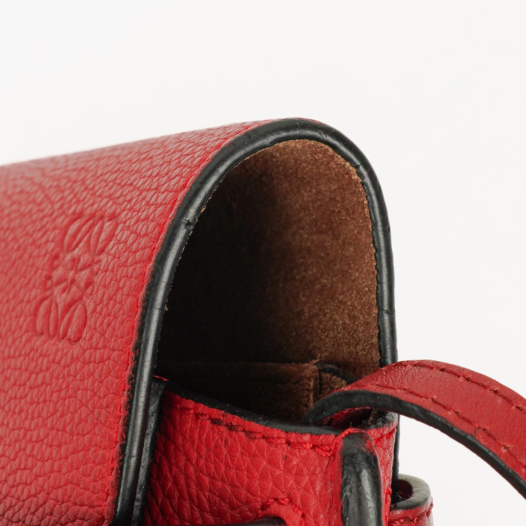 Loewe Mini Gate Crossbody-Tasche aus rotem genarbtem Leder