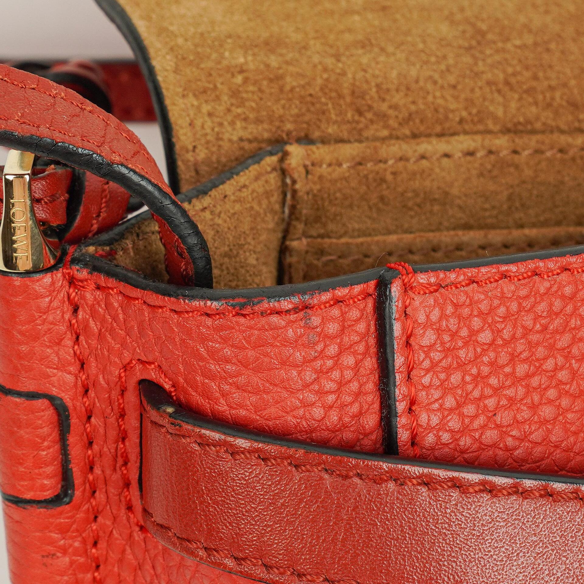 Loewe Mini Gate Crossbody-Tasche aus rotem genarbtem Leder