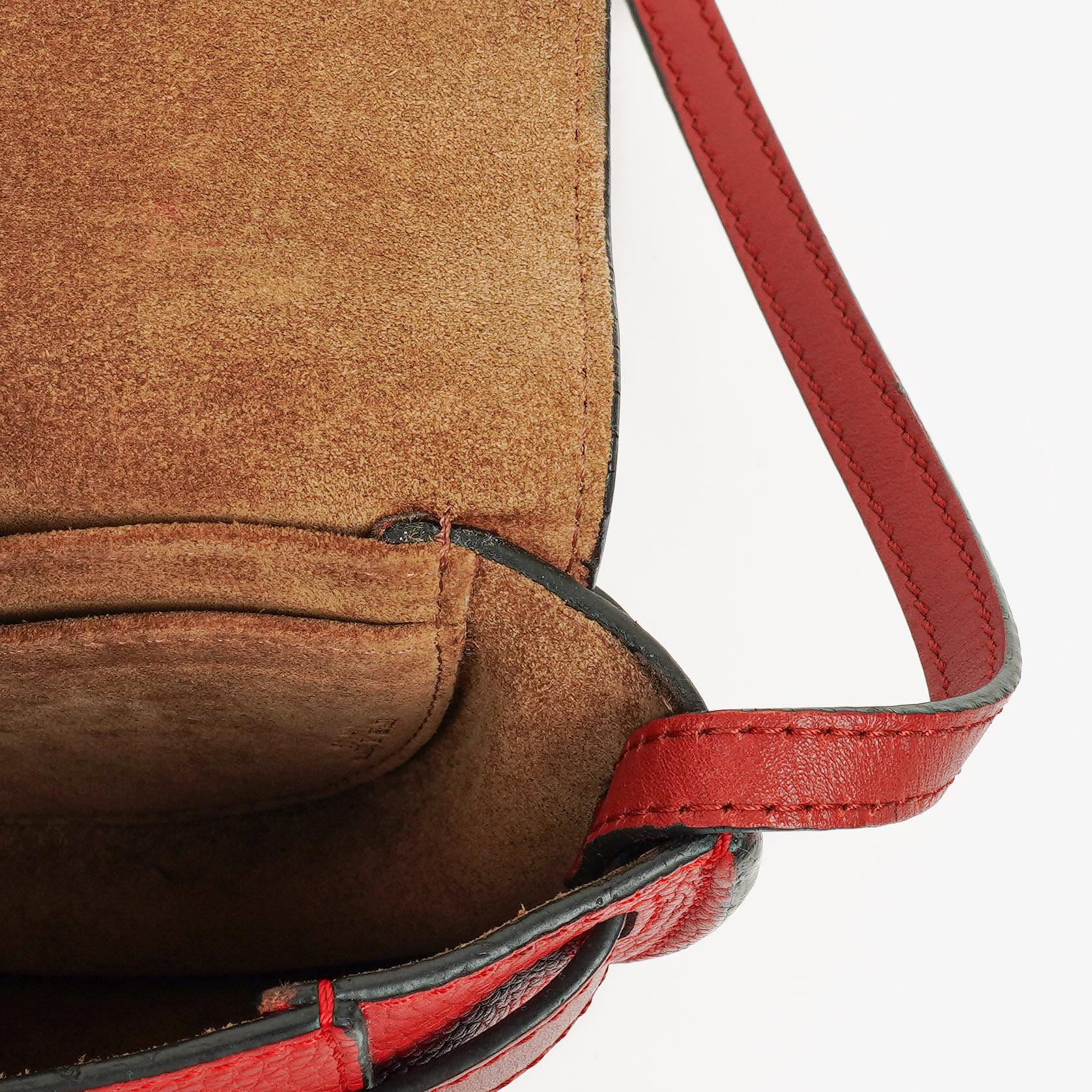 Loewe Mini Gate Crossbody-Tasche aus rotem genarbtem Leder