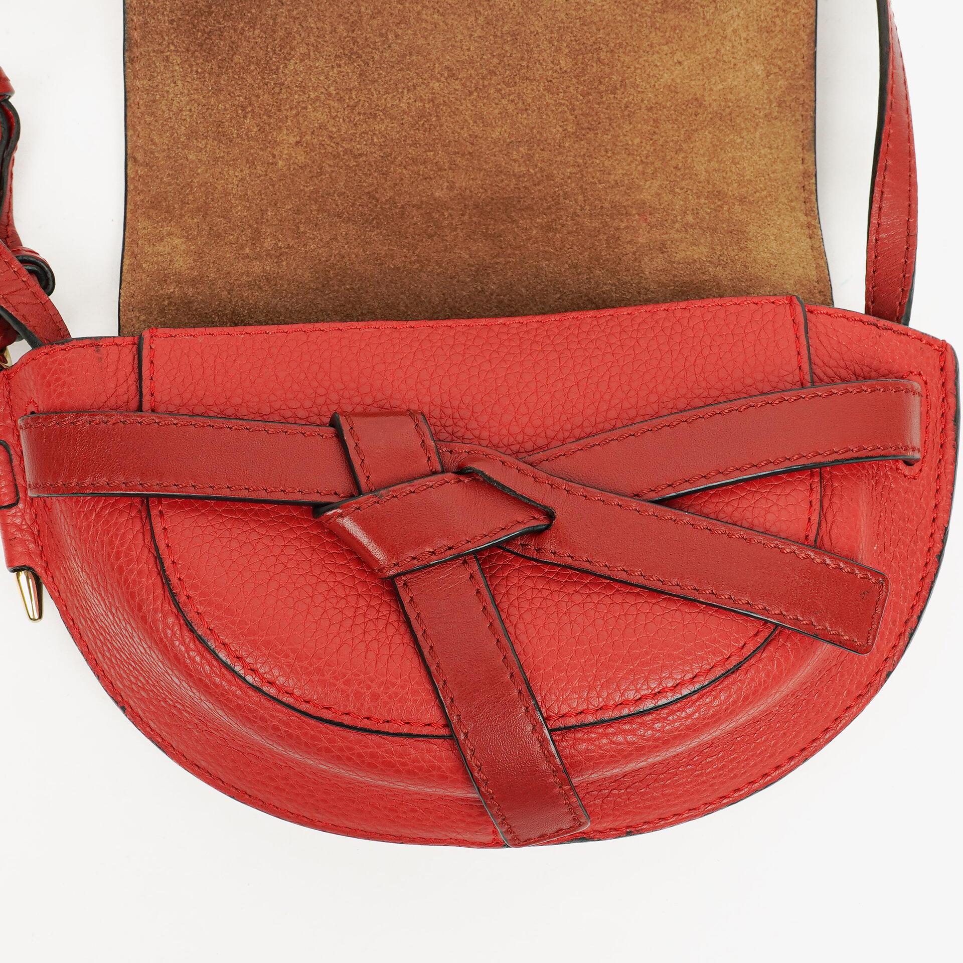 Loewe Mini Gate Crossbody-Tasche aus rotem genarbtem Leder