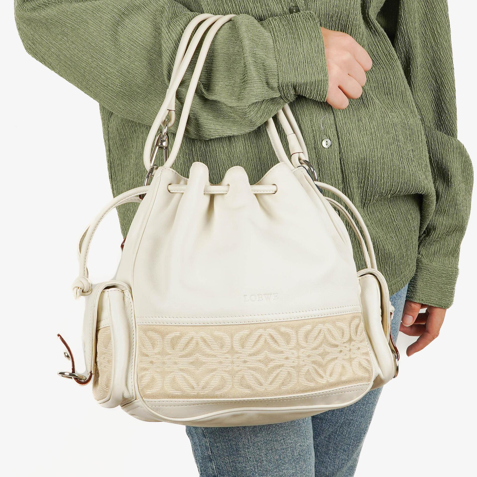 Loewe Anagram Bucket Tasche aus weißem Leder