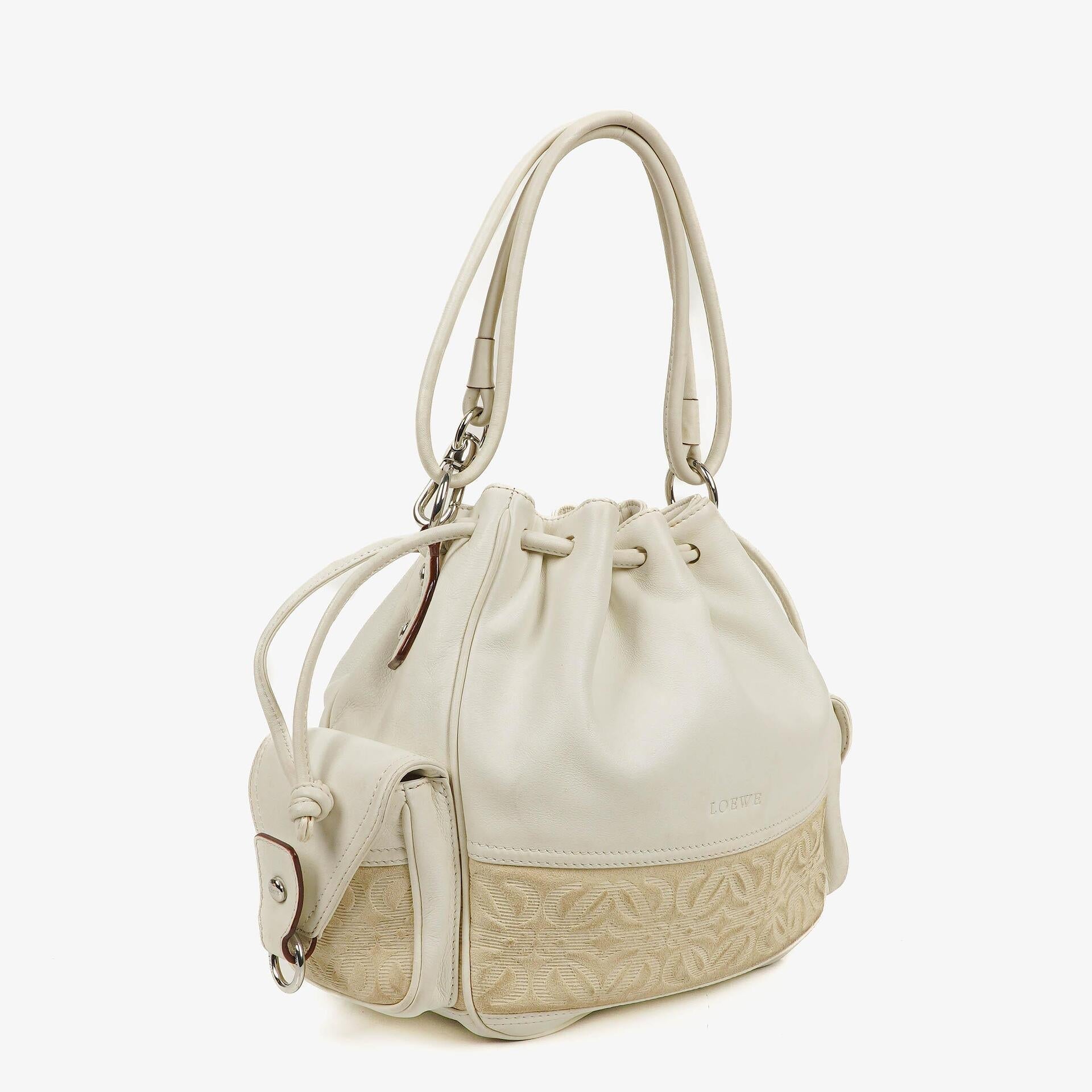 Loewe Anagram Bucket Tasche aus weißem Leder