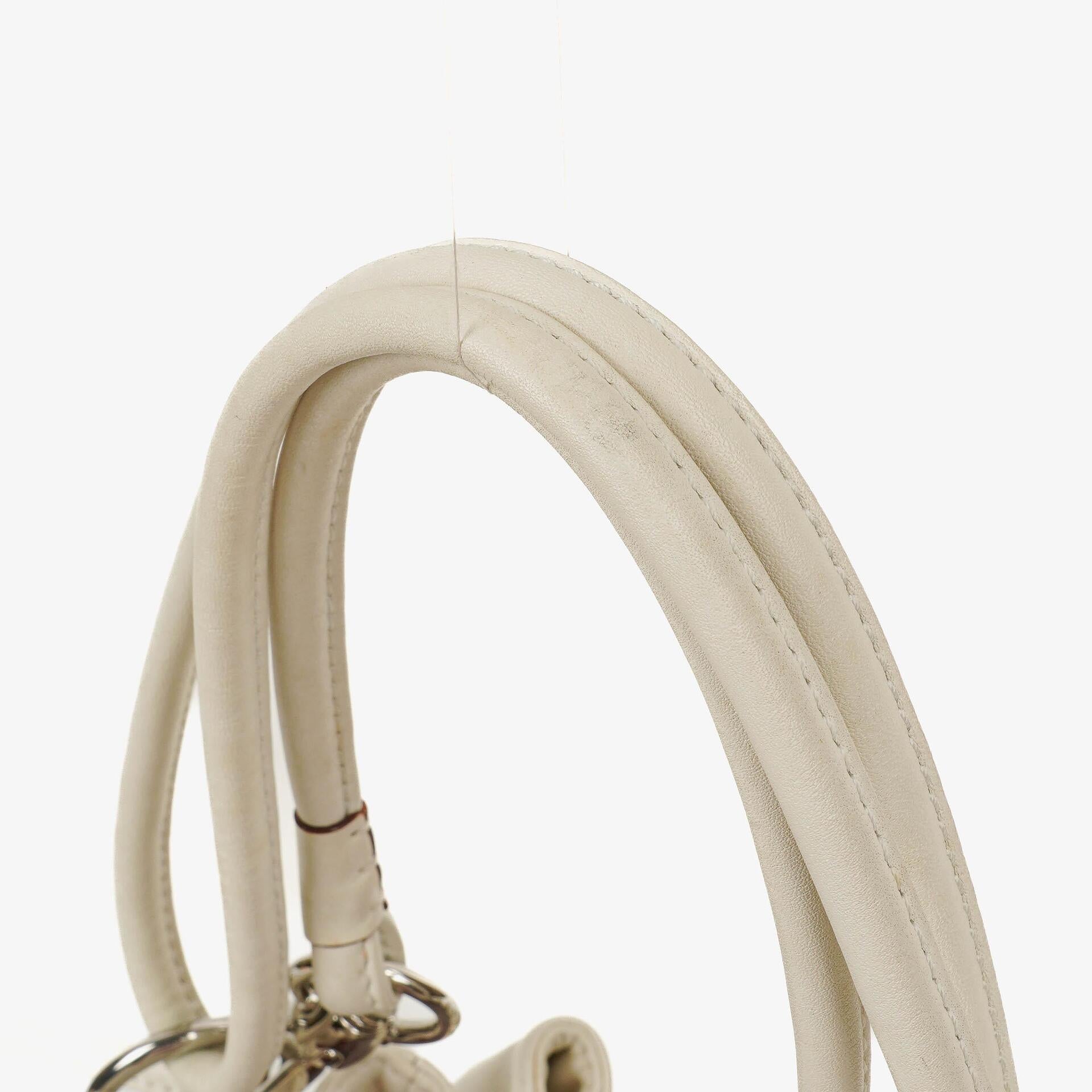 Loewe Anagram Bucket Tasche aus weißem Leder