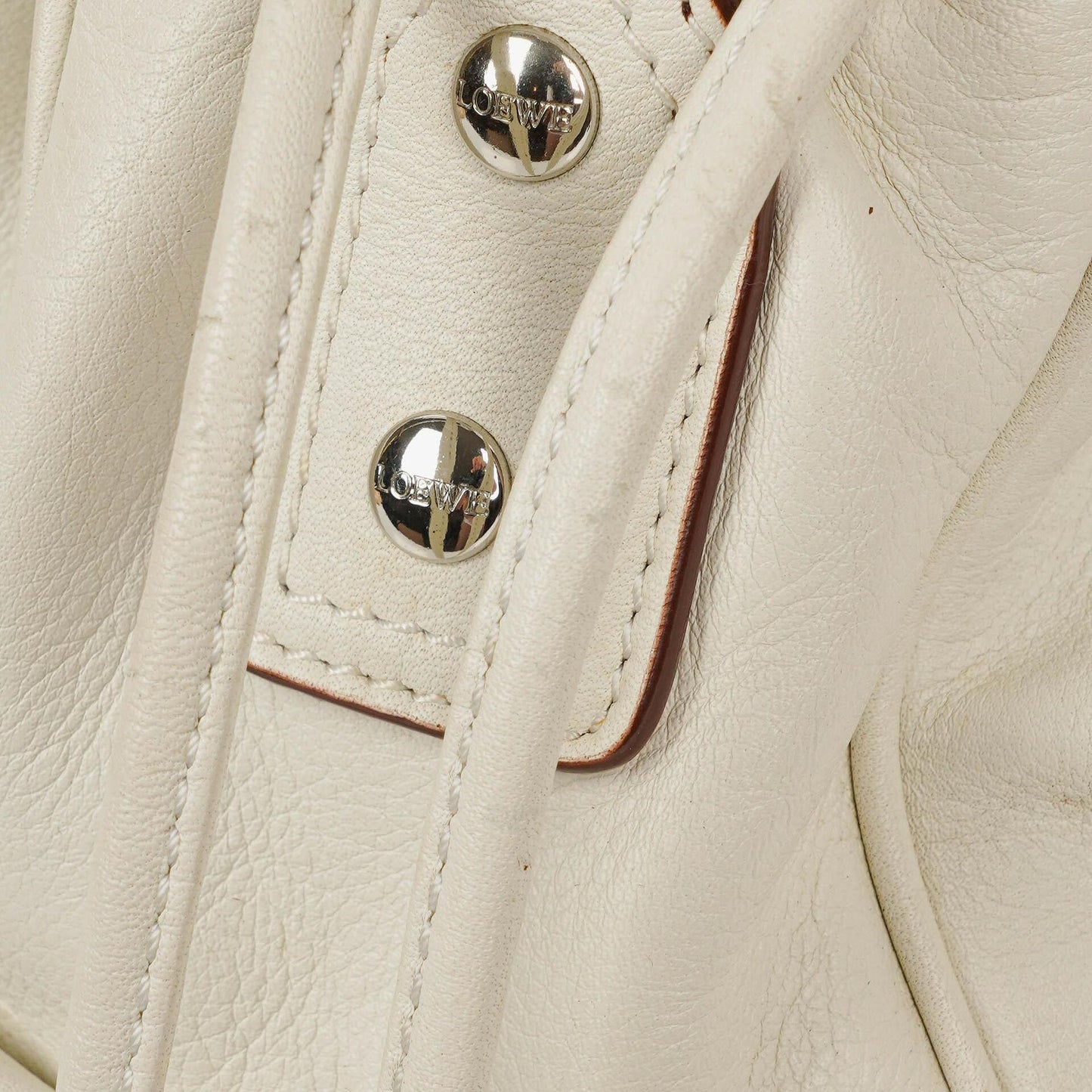Loewe Anagram Bucket Tasche aus weißem Leder