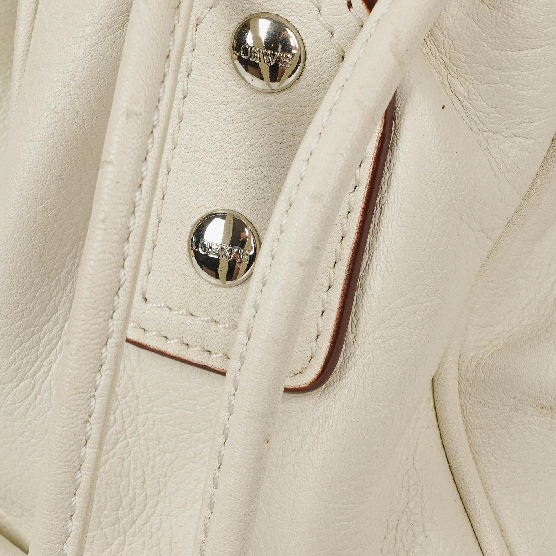 Loewe Anagram Bucket Tasche aus weißem Leder