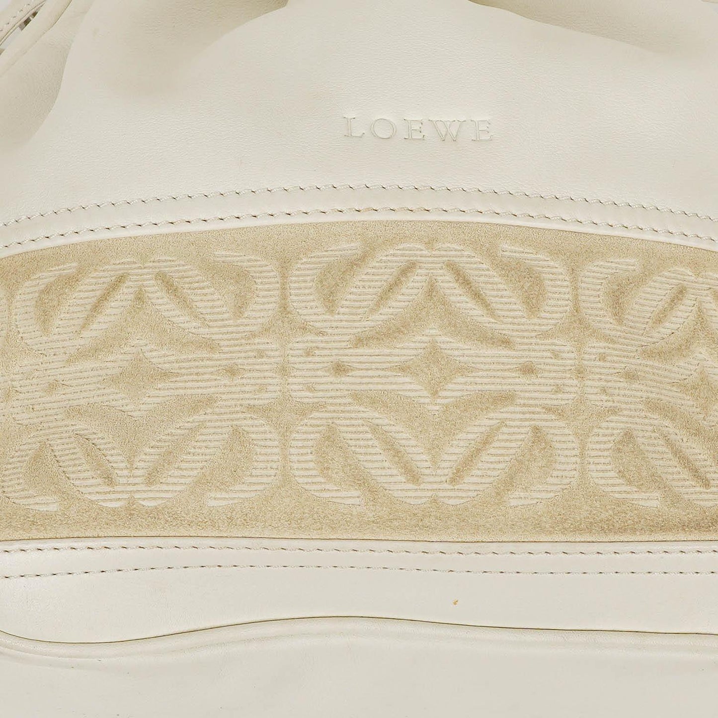 Loewe Anagram Bucket Tasche aus weißem Leder